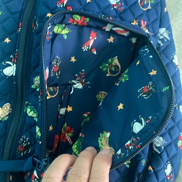 ❄️🆕💙Vera Bradley Sling Backpack “Snow Globe Motifs” - Picture 5 of 9